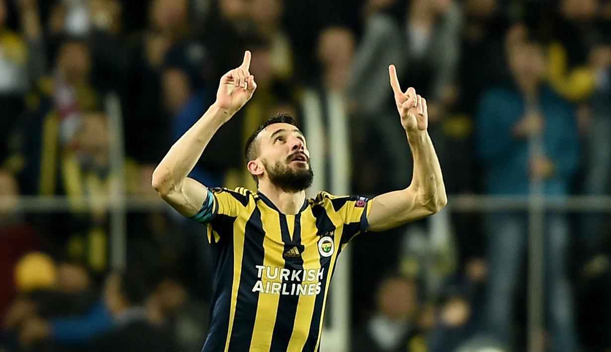 Pemain Fenerbahce, Mehmet Topal merayakan gol tunggalnya saat timnya menang atas Braga pada leg pertama 16 besar Liga Europa di Stadion Ulker Sukru Saracoglu, Istambul, Jumat (11/3/2016) dini hari WIB. (AFP/Ozan Kose)
