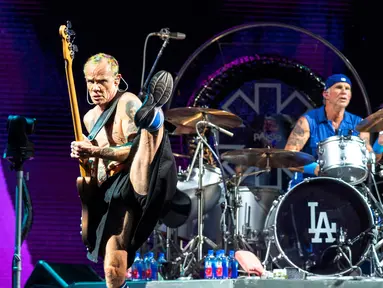 Aksi basis grup band rock Red Hot Chili Peppers (RHCP), Flea saat tampil di Soldier Field, Chicago, Amerika Serikat, 19 Agustus 2022. Red Hot Chili Peppers bergabung dengan tamu spesial seperti The Strokes dan Thundercat. (Photo by Rob Grabowski/Invision/AP)