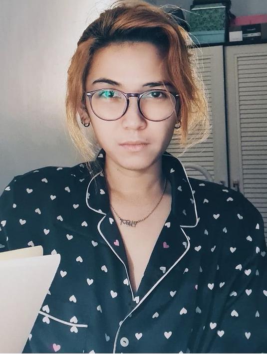 <p>Mengenakan kacamata dengan lensa bening dan bingkai tipis, penampilan Dinda Kanya Dewi ini cantik banget, ya? (Instagram/dindakanyaa)</p>