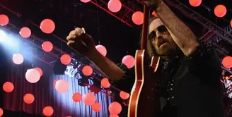 Kabar duka kembali datang dari industri hiburan Internasional. Tom Petty, telah meninggal dunia pada 2 Oktober 2017 waktu setempat akibat serangan jantung. Tom pergi meninggalkan kenangan yang diukirnya selama hidup. (AFP/Rick Diamond)