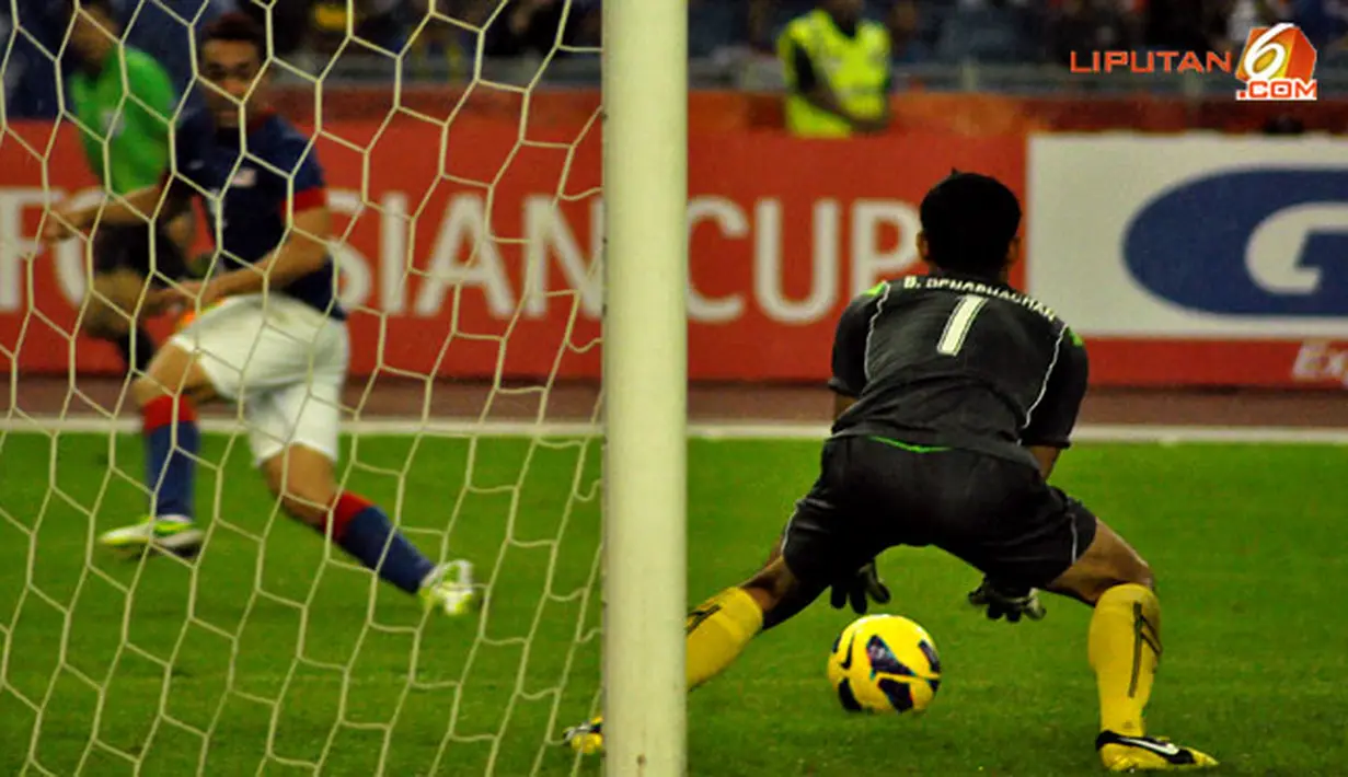 Kiper Laos, Sengphacan menangkap tendangan dari pemain Malaysia, Norshahrul dalam Laga Piala AFF Suzuki 2012 grup B di Stadion Bukit Jalil, Kuala Lumpur Malaysia, rabu 28 November 2012. pertandingan dimenangkan Malaysia dengan skor 4-1.