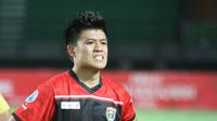 Jefri Kurniawan, amat berharap uang hadiah Best Player Piala Kemerdekaan segera turun. Ia punya niat mulia mengirimkan kedua orangnya umrah. (Bola.com/Robby Firly)