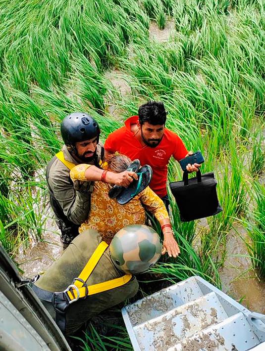 Sejumlah wilayah di India tengah dilanda hujan lebat. Badan prakiraan cuaca memperkirakan hujan lebat berlanjut hingga Jumat di Himalaya. (Indian Air Force via AP)