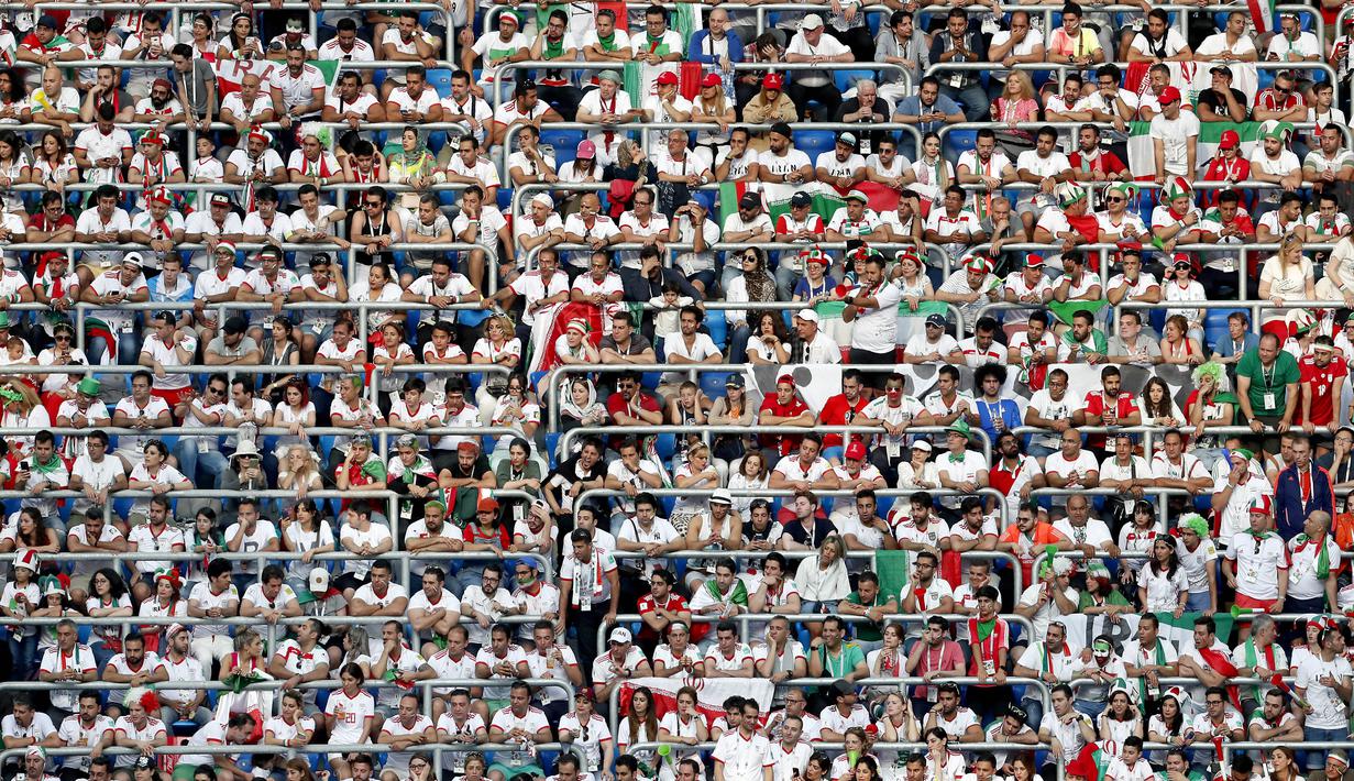Suasana suporter Iran dan Maroko saat berbaur menyaksikan laga grup B Piala Dunia 2018  di St. Petersburg Stadium, Rusia, (15/6/2018). Iran menang 1-0. (AP/Darko Vojinovic)