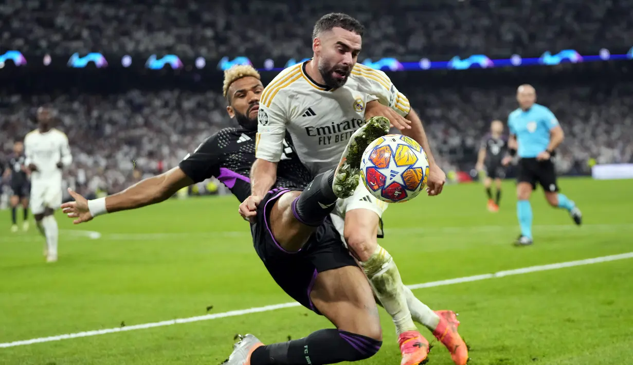 Bek Real Madrid, Dani Carvajal (depan) berebut bola dengan striker Bayern Munchen, Eric Maxim Choupo-Moting pada laga leg kedua semifinal Liga Champions 2023/2024 di Santiago Bernabeu Stadium, Madrid, Rabu (8/5/2024). (AP Photo/Manu Fernandez)