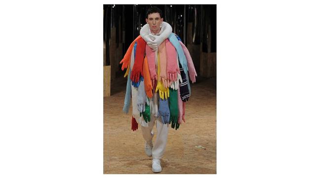 Potret Model Pria Dengan Pakaian Lucu