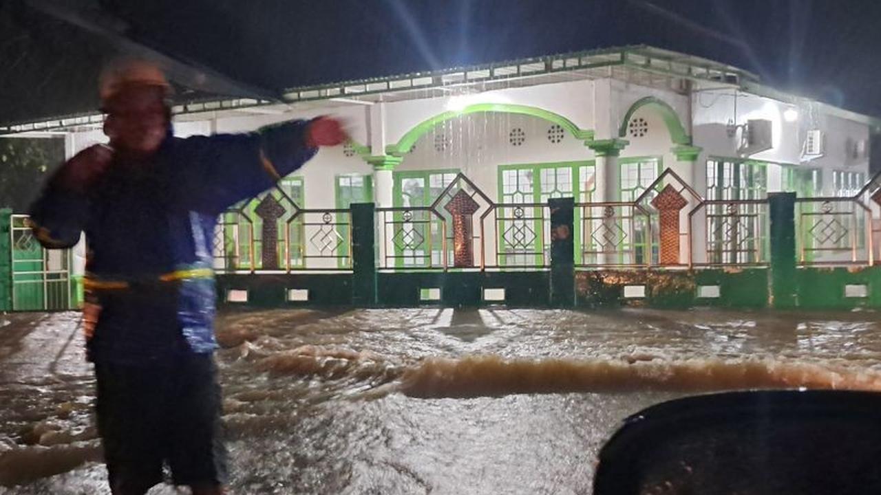 Hujan Deras 5 Jam, Kabupaten Barru Sulawesi Selatan Lumpuh Akibat Banjir