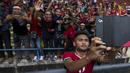 Gelandang Timnas Indonesia, Saddil Ramdani, swafoto bersama suporter usai laga SEA Games melawan Thailand di Stadion Shah Alam, Selangor, Selasa (15/8/2017). Kedua negara bermain imbang 1-1. (Bola.com/Vitalis Yogi Trisna)