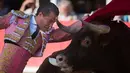 Aksi matador asal Spanyol, Ivan Fandino Aranda saat The Easter Feria di Arles, Perancis, Senin (18/4). Matador yang ikut berlaga dalam adu banteng ini tidak hanya dari Perancis, tetapi juga datang dari Spanyol. (AFP PHOTO/BERTRAND LANGLOIS)