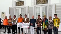 Gubernur Kaltim Isran Noor menyerahkan bantuan dari Pemerintah Provinsi dan masyarakat Kalimantan Timur untuk korban bencana gempa Cianjur di Gedung Pakuan Bandung Jawa Barat. (Ist)