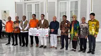 Gubernur Kaltim Isran Noor menyerahkan bantuan dari Pemerintah Provinsi dan masyarakat Kalimantan Timur untuk korban bencana gempa Cianjur di Gedung Pakuan Bandung Jawa Barat. (Ist)