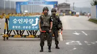 Tentara Korea Selatan melakukan penjagaan di pos pemeriksaan Grand Unification Bridge, Korsel, Jumat (21/8/2015). Pemimpin Korut, Kim Jong-u, telah memperingatkan militernya untuk siap perang dengan Korsel. (Reuters/Kom Hong-Ji)