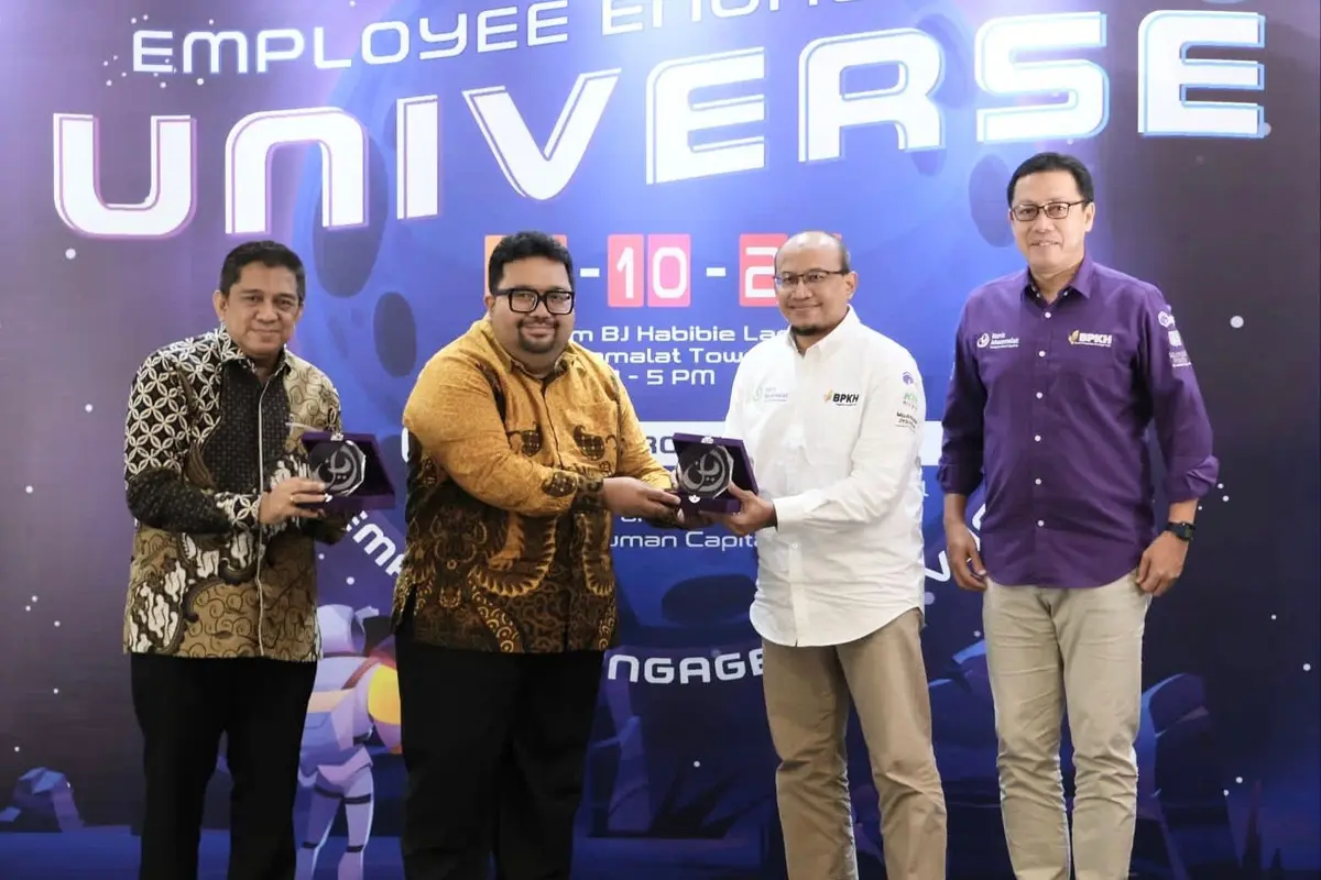 Chief Human Capital Officer Bank Muamalat Riksa Prakoso (kedua kanan) menyerahkan plakat kepada Managing Partner Engage Rocket Audi Lumbantoruan (kedua kiri). (Dok Bank Muamalat)