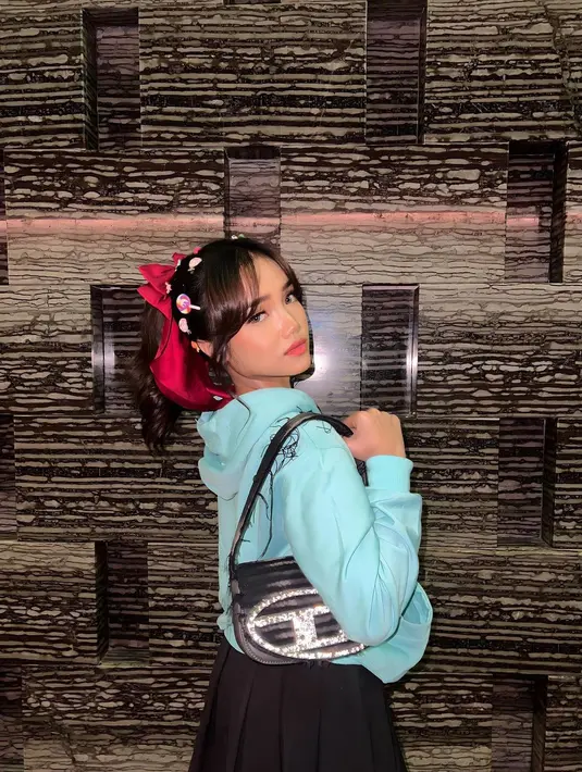 Fuji tampil imut saat cosplay jadi Venelope. Penampilannya totalitas banget mulai dari hoodie sampai gaya rambut ponytail yang dihiasi ragam jepitan gemas! [@fuji_an]