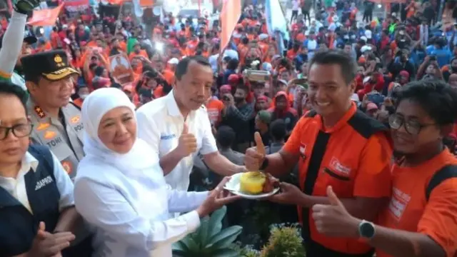 Khofifah menemui demo buruh di Grahasi Surabaya. (Istimewa)