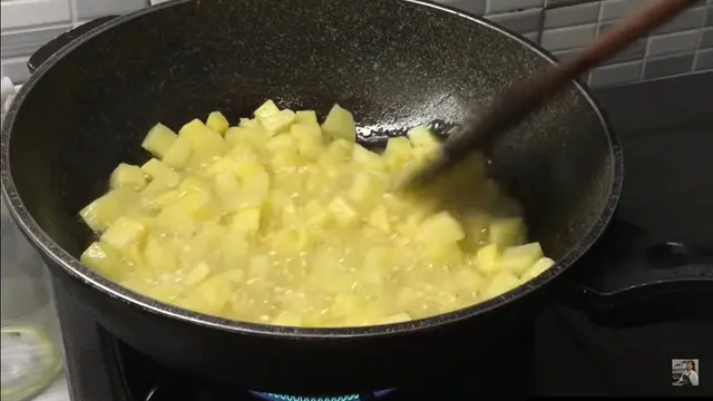 Bukan Pakai Banyak Cabai, Ini Cara Bikin Sambal Goreng Kentang Merah Cantik