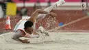 Atlet para atletik Indonesia, Rasyidi terpelanting saat mendarat pada lomba lompat jauh T44, T62/T64 putra Asian Para Games 2018 di Stadion Utama Gelora Bung Karno, Jakarta, Jumat (12/10). Rasyidi meraih perunggu. (Liputan6.com/Helmi Fithriansyah)