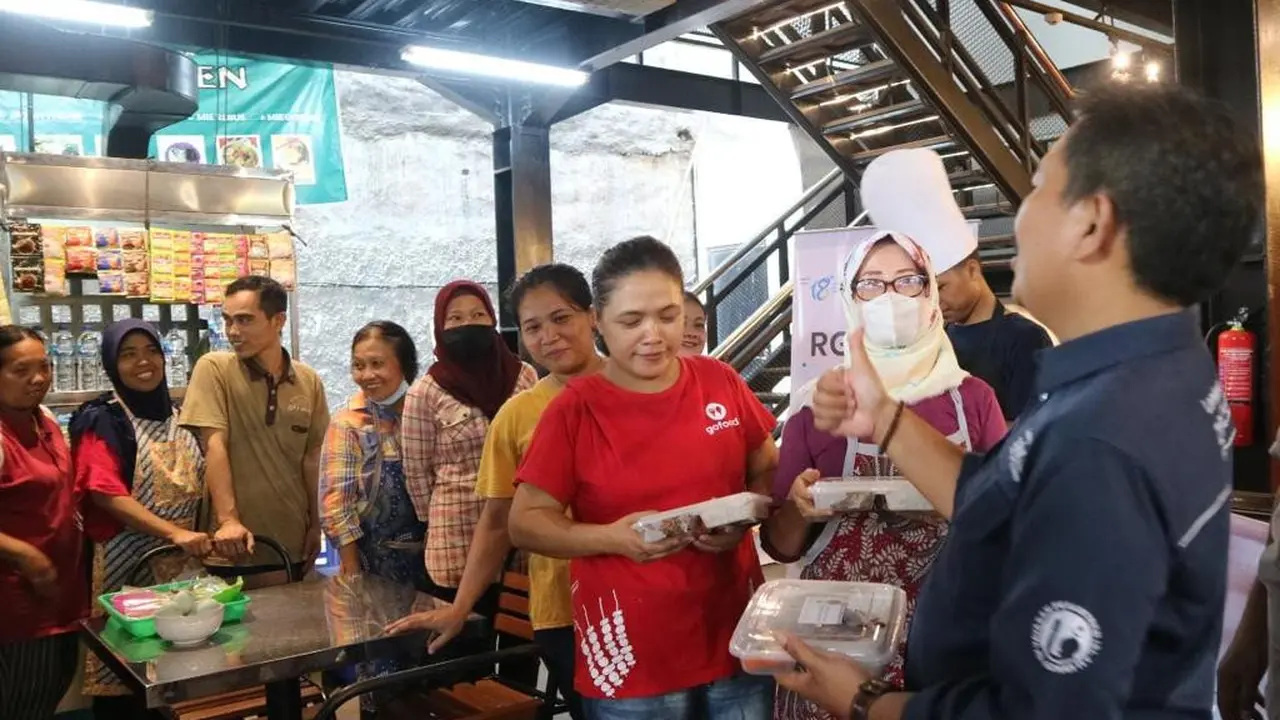 LAZ Al Azhar menggelr acara bagi-bagi makanan gratis di kawasan Malioboro, Yogyakarta.