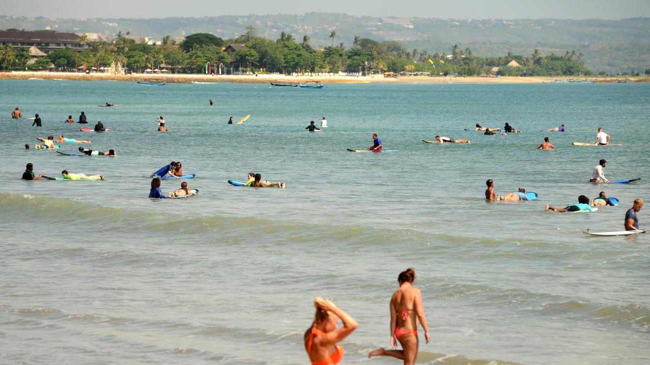 Bermain Surfing di Pantai Kuta
