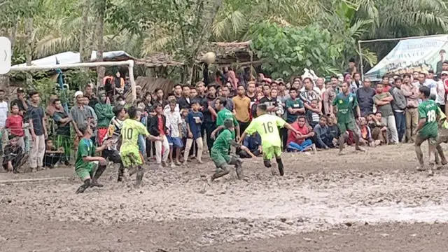 Turnamen sepak bola di pedesaan di Kubu Raya, Kalimantan Barat. (Foto: Liputan6.com/Aceng Mukaram)