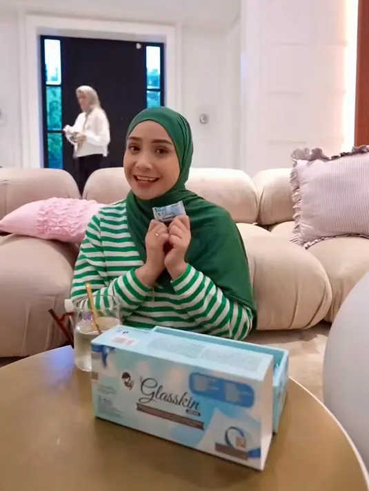 Kali ini, Nagita memadukan striped long sleeve top nuansa hijau-putihnya dengan pashmina warna hijau selaras. [@raffinagita1717].