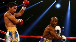 Manny Pacquiao melakukan bertahan dari serangan Timothy Bradley dalam pertarungan kelas welter WBO di MGM Arena, Las Vegas, AS, Sabtu (9/4/2016). (Reuters/Mark J. Rebilas-USA Today Sports)