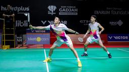 Pebulu tangkis ganda putra Indonesia, Raymond Indra/Nikolaus Joaquin berusaha mengembalikan kok ke arah pasangan Prancis, Eloi Adam/Leo Rossi dalam laga babak 32 besar Indonesia Masters 2026 di Istora, Senayan, Jakarta, Selasa (20/01/2026). (Bola.com/Bagaskara Lazuardi)