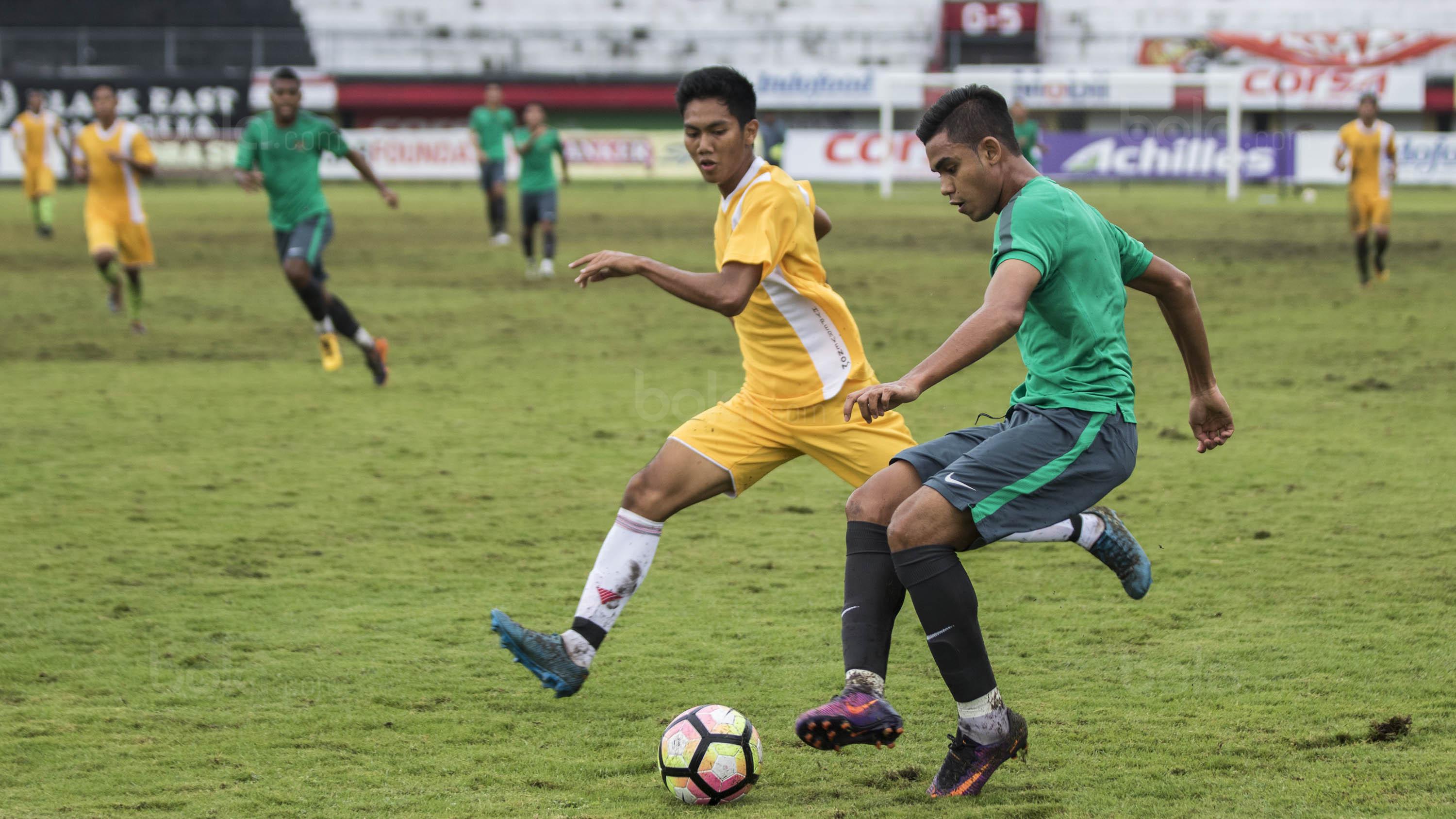 Gelandang Timnas Indonesia U-22, Miftahul Hamdi, menggiring bola saat melawan PS Badung pada laga uji coba di Stadion I Wayan Dipta Gianyar, Bali, Jumat (28/7/2017). Timnas menang 6-1 atas PS Badung. (Bola.com/Vitalis Yogi Trisna)
