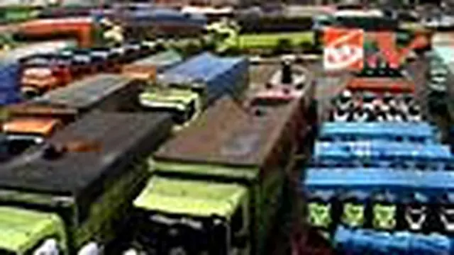 Ratusan Truk Tertahan di Merak