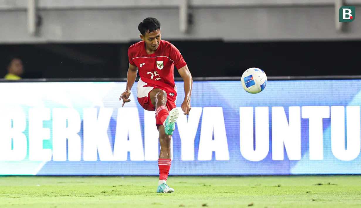 Pemain Timnas Indonesia, Beckham Putra mengumpan bola dalam laga FIFA Matchday melawan Chinese Taipei di Stadion Gelora Bung Tomo (GBT), Surabaya, Jumat (05/09/2025). (Bola.com/Abdul Aziz)