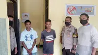 Foto : Dua kakak beradik yang menganiaya ayah kandung saat diamankan di Polsek Kelapa Lima (Liputan6.com/Ola Keda)