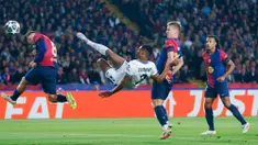 Pemain Inter Milan, Denzel Dumfries, mencetak gol ke gawang Barcelona dalam duel leg pertama semifinal Liga Champions di Estadi Olimpic Lluis Companys, Kamis (1/5/2025) dini hari WIB. (AP Photo/Joan Monfort)