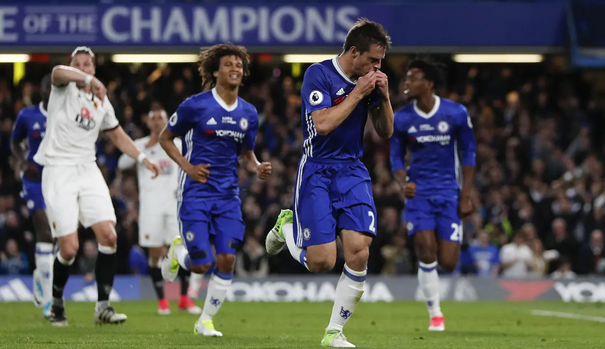 Bek Chelsea, Cesar Azpilicueta, merayakan gol yang dicetaknya ke gawang Watford pada laga Premier League di Stadion Stamford Bridge, London, Senin (15/5/2017). Chelsea menang 4-3 atas Watford. (AFP/Adrian Dennis)