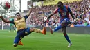 Pemain Crystal Palace, Pape Souare membuang bola dari jangkauan pemain Arsenal, Oxlade Chamberlain pada laga Liga Inggris di Stadion Selhurst Park, Inggris, Minggu (16/8/2015). Arsenal taklukan Palace 2-1. (Reuters/Toby Melville)