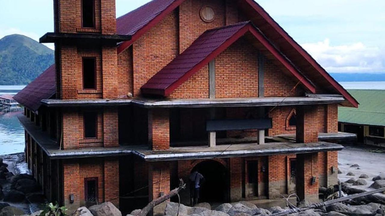 Sejumlah batu-batu besar yang terbawa tanah longsor berada di depan sebuah gereja di Humbang Hasundutan, Sumatera Utara, pada 2 Desember 2023. Twitter/@BNPB_Indonesia