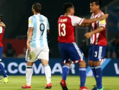 Para pemain Timnas Paraguay merayakan gol mereka pada pertandingan kualifikasi Piala Dunia 2018 di stadion Mario Kempes, Cordoba, Argentina (11/10). Gol semata wayang Paraguay berhasil dicetak Derlis Gonzalez pada babak pertama. (REUTERS/Marcos Brindicci)
