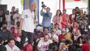 Calon Presiden nomor urut 03, Ganjar Pranowo saat berdialog secara langsung dengan para nelayan. (Liputan6.com/Faizal Fanani)