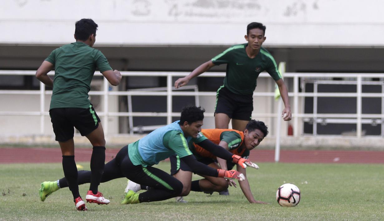 Kiper Timnas Indonesia U-19, Muhammad Adisatryo, berusaha menangkap bola saat latihan di Stadion Pakansari, Bogor, Rabu (2/10). Latihan ini merupakan persiapan jelang AFF U-19 di Vietnam. (Bola.com/Yoppy Renato)