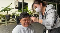 Aksi potong rambut anak-anak Yayasan Putra Nusa. (dok. One Piece Hair Studio)