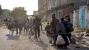 Militer Israel kembali melakukan serangan terhadap bangunan permukiman penduduk Palestina di Beit Lahiya, Gaza, pada Minggu (17/11/2024). (Omar AL-QATTAA/AFP)