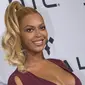 Penyanyi Beyonce mengenakan gaun berbelahan dada rendah saat menghadiri konser TIDAL X : 1020 di Barclays Center, New York, Selasa (20/10/2015). (REUTERS / Brendan McDermid)