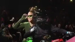Penyanyi Rihanna berpose di atas motor trail saat membawakan busana koleksi dari Fenty Puma musim semi 2018 selama New York Fashion Week di New York, AS (10/9). (Instagram/@rihannadaily)