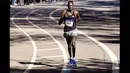 Albert Korir dari Kenya berlari mendekati garis finis di ajang New York City Marathon yang ke-50, Minggu (7/11/2021). (AP Photo/Craig Ruttle)