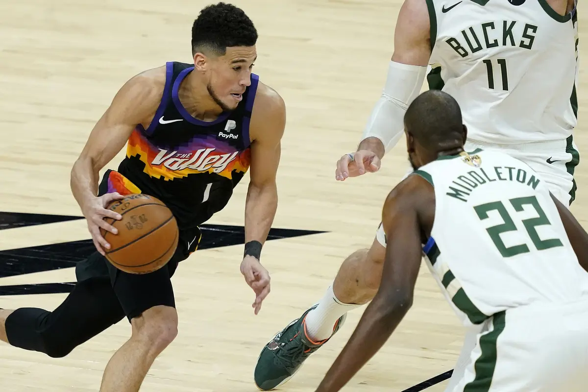 Foto NBA: Chirs Paul Bawa Phoenix Suns Unggul atas Milwaukee Bucks pada Game 1 Final NBA 2021