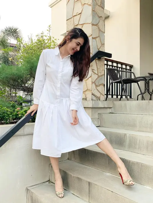 <p>Padu padan mudah dan feminin bisa gunakan dress putih. Gunakan mini heels seperti Nabila Syakieb untuk menambah keanggunan. [Instagram/nsyakieb85]</p>