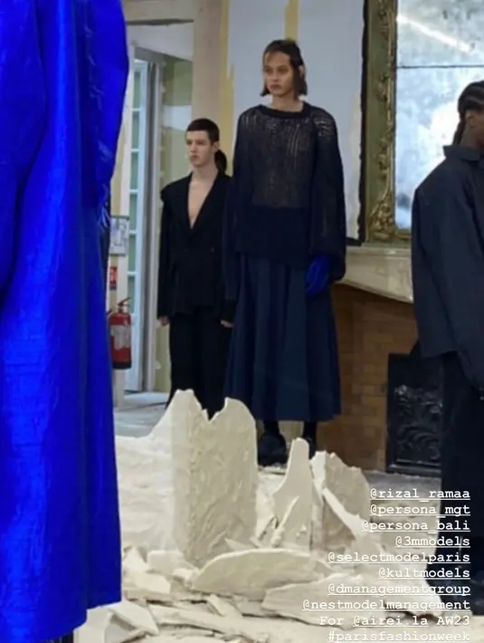 Dipercaya membawakan koleksi AIREI, Rizal Rama tampil dengan net top dan a-line skirt.