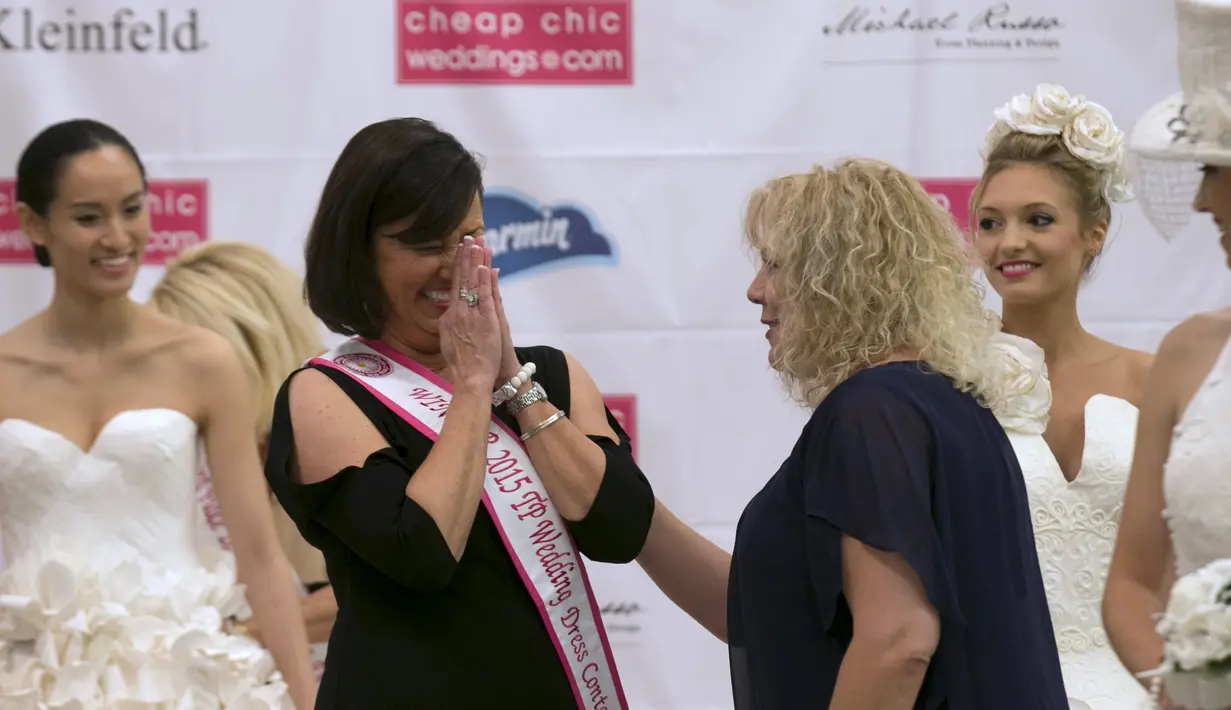 Ekspresi desainer Donna Paus Vincler (dua kiri) setelah dinobatkan sebagai pemenang atas gaun rancangannya, Top Hat, TP and Tails selama 'Toilet Paper Wedding Dress Contest' di Butik Kleinfled's Bridal, New York, 17 Juni 2015. (REUTERS/Brendan McDermid)