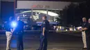 Polisi berjaga di area bioskop Lafayette, Louisiana, AS, Kamis (23/7/ 2015). Lafayette merupakan sebuah kota dari sekitar 120.000 orang terletak sekitar 55 mil (90 km) barat daya dari Baton Rouge. (REUTERS/Lee Celano)
