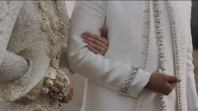 Thariq Halilintar dan Aaliyah Massaid Dibalut Baju Adat Minang Koto Gadang . [@morden.co]