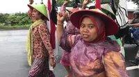 Mereka berjalan kaki menemui Gubernur Jawa Tengah Ganjar Pranowo di Semarang. (Liputan6.com/Felek Wahyu)